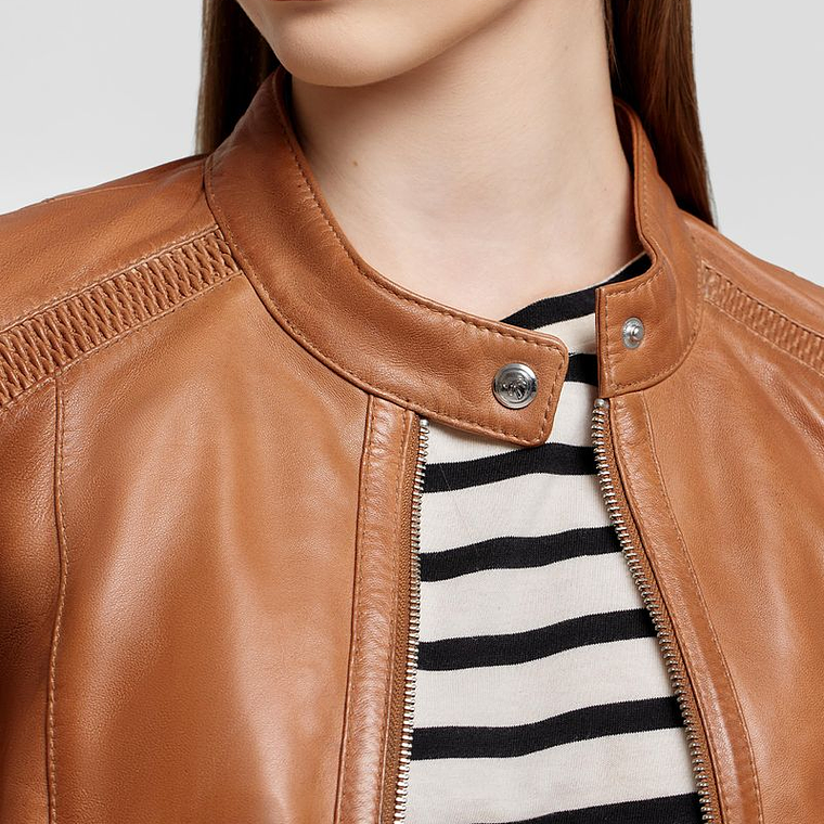 CASACA CON DETALLE EN LOS HOMBROS 2