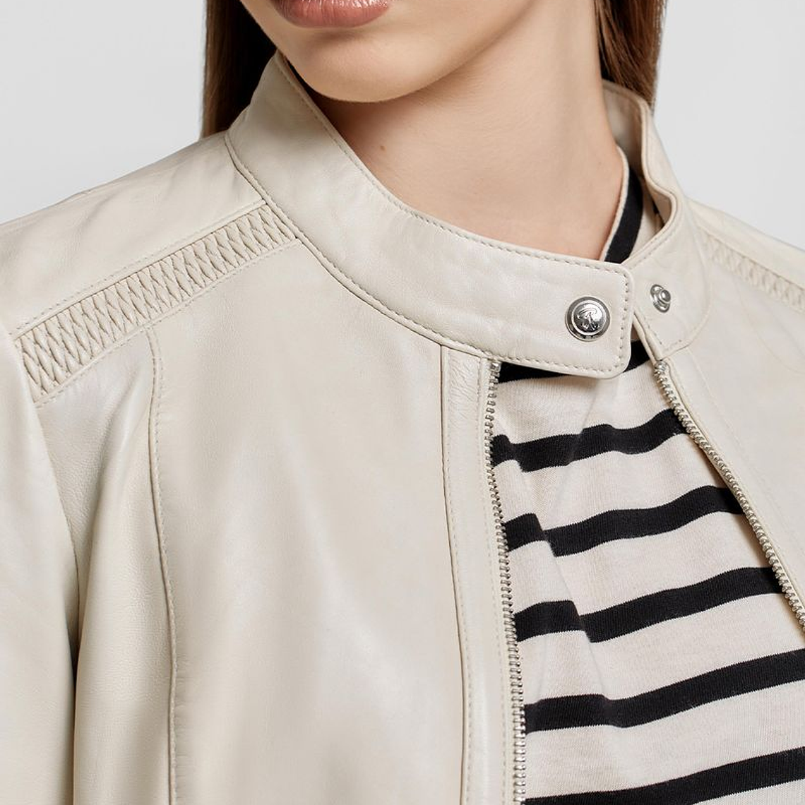 CASACA CON DETALLE EN LOS HOMBROS 2