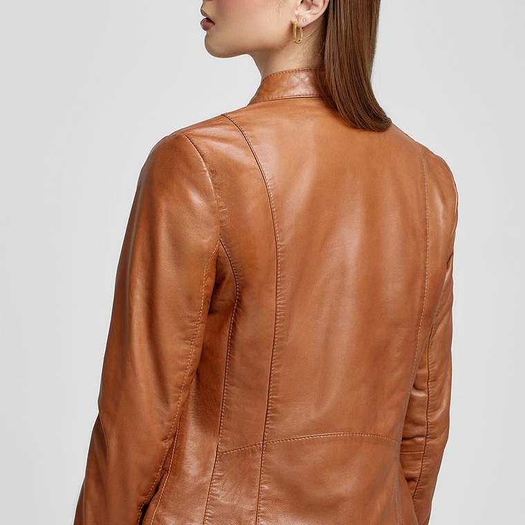 CASACA CON DETALLE EN LOS HOMBROS 3