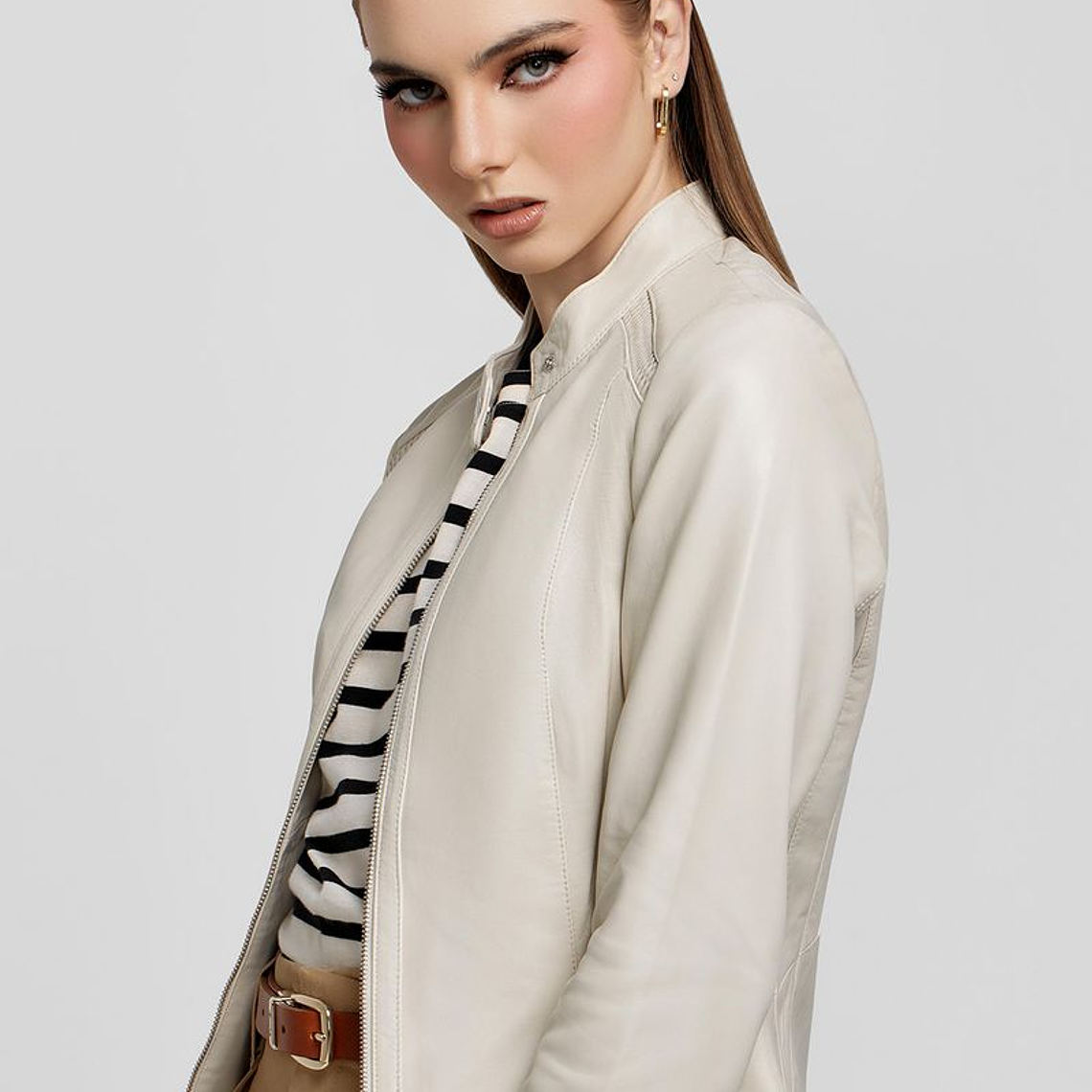 CASACA CON DETALLE EN LOS HOMBROS 4