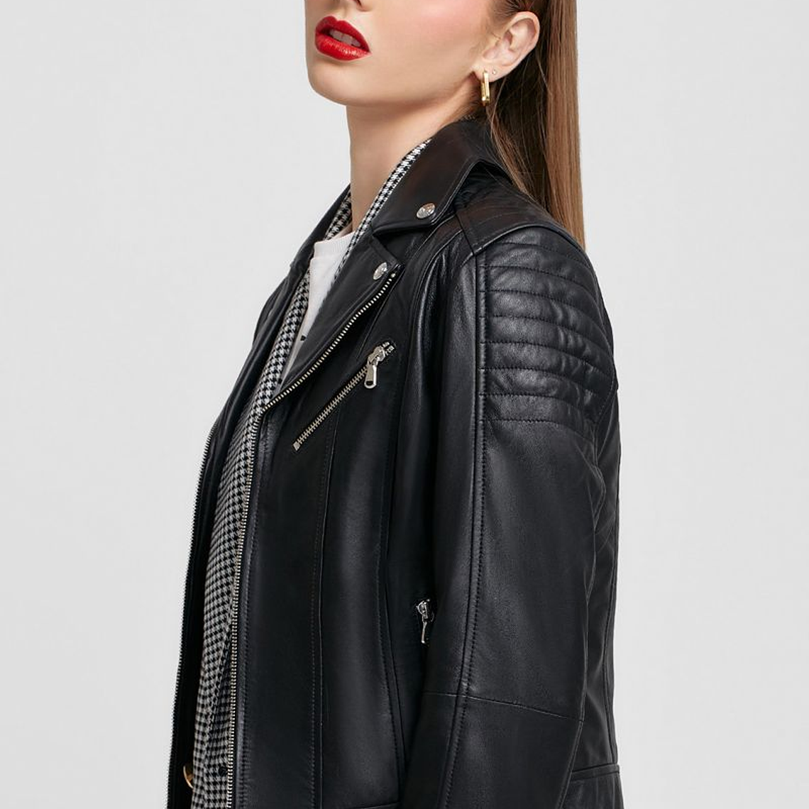 CASACA ESTILO BIKER EN CUERO COLOR ENTERO 1