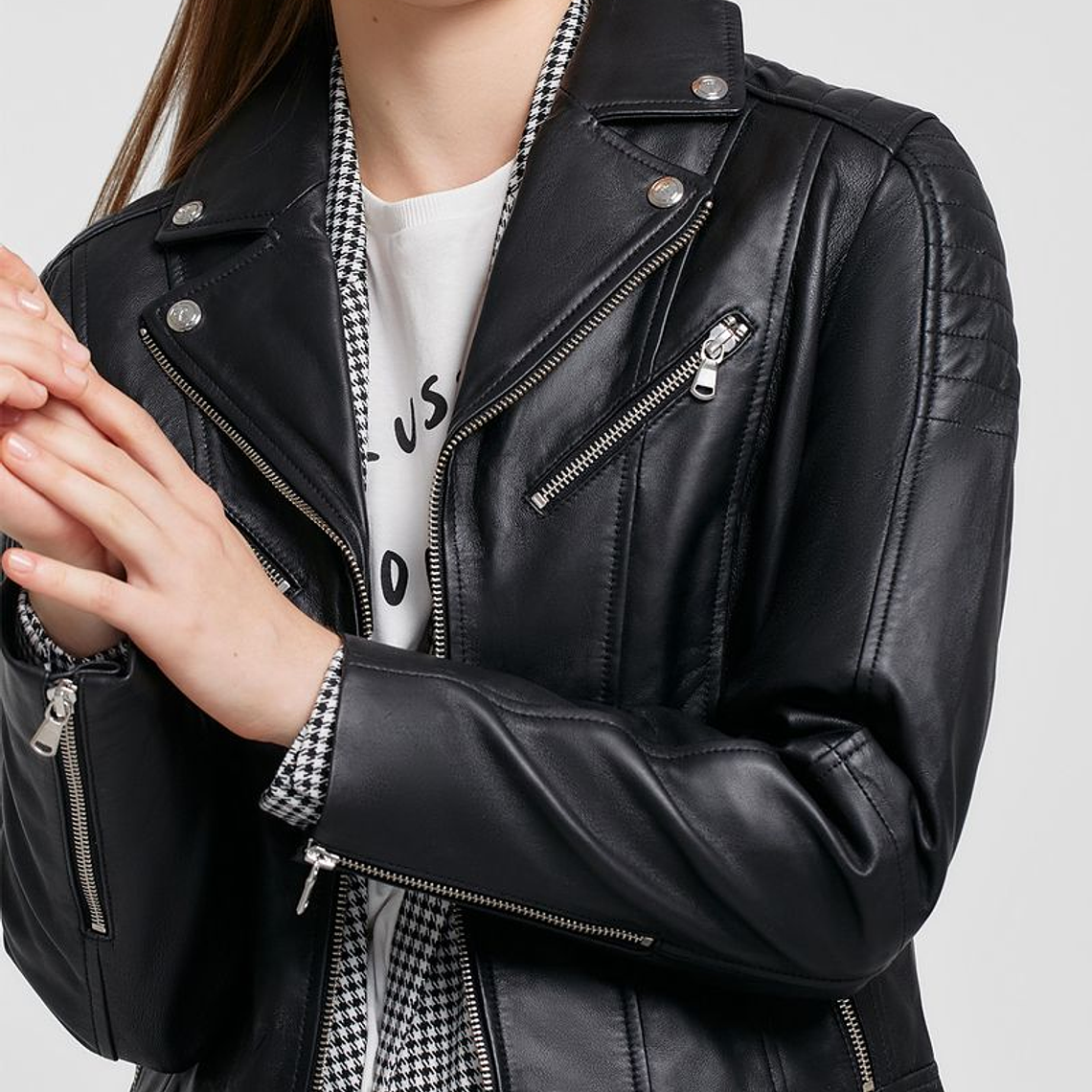 CASACA ESTILO BIKER EN CUERO COLOR ENTERO 2