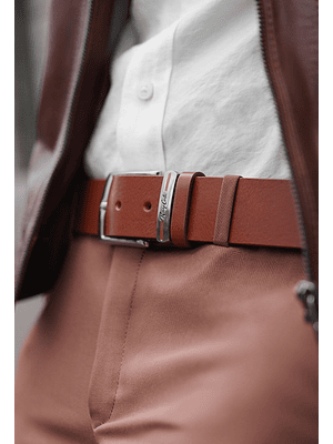 CORREA CON DETALLE DE LOGO GRABADO