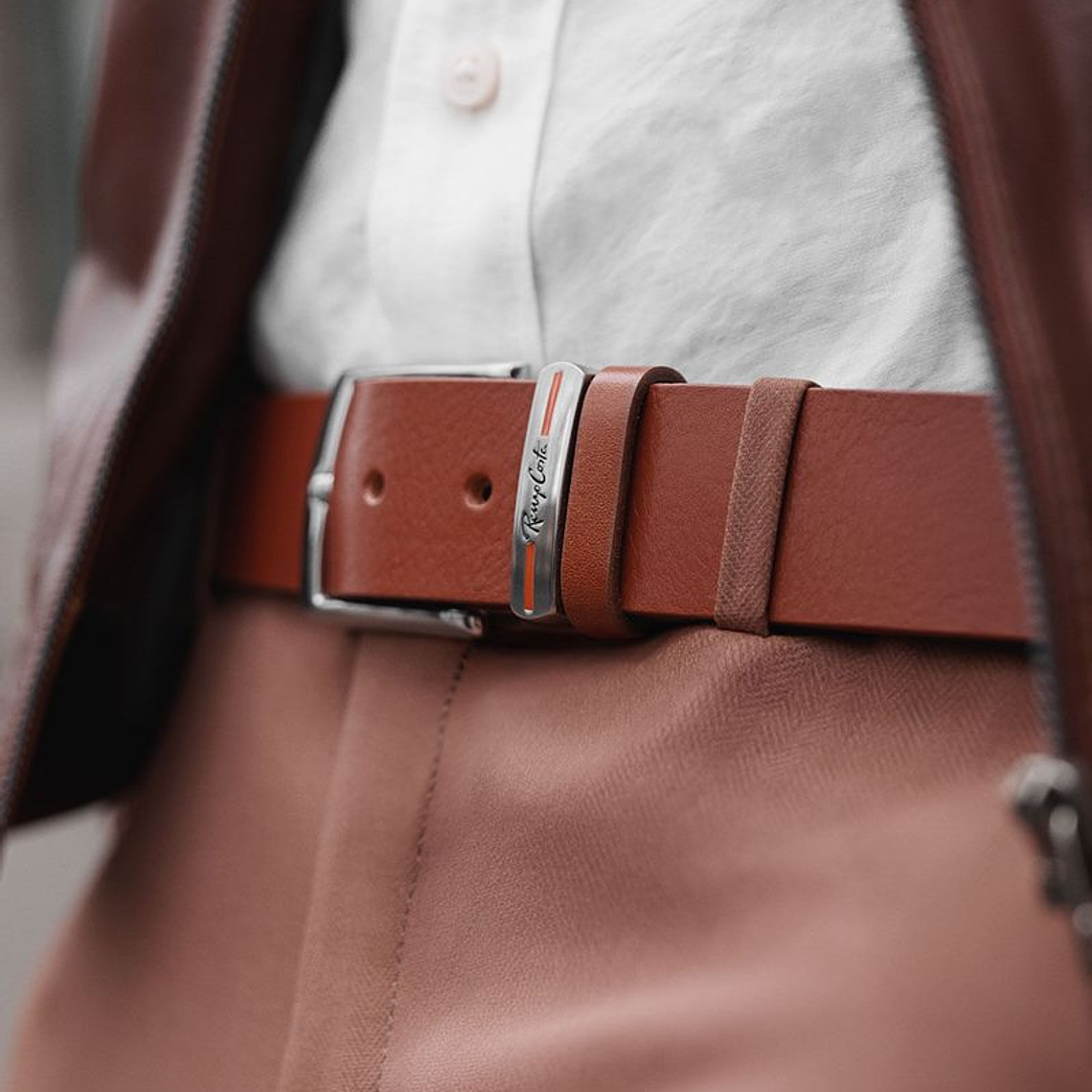 CORREA CON DETALLE DE LOGO GRABADO 2