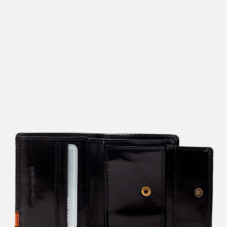 BILLETERA DE ESTILO CASUAL EN CUERO ITALIANO Y DETALLES EN CONTRASTE 3