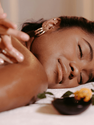 Massagem com velas aromáticas e terapêuticas