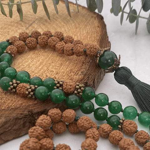 Japamala Anahata Con Semillas de Rudraksha y Cuarzo Verde