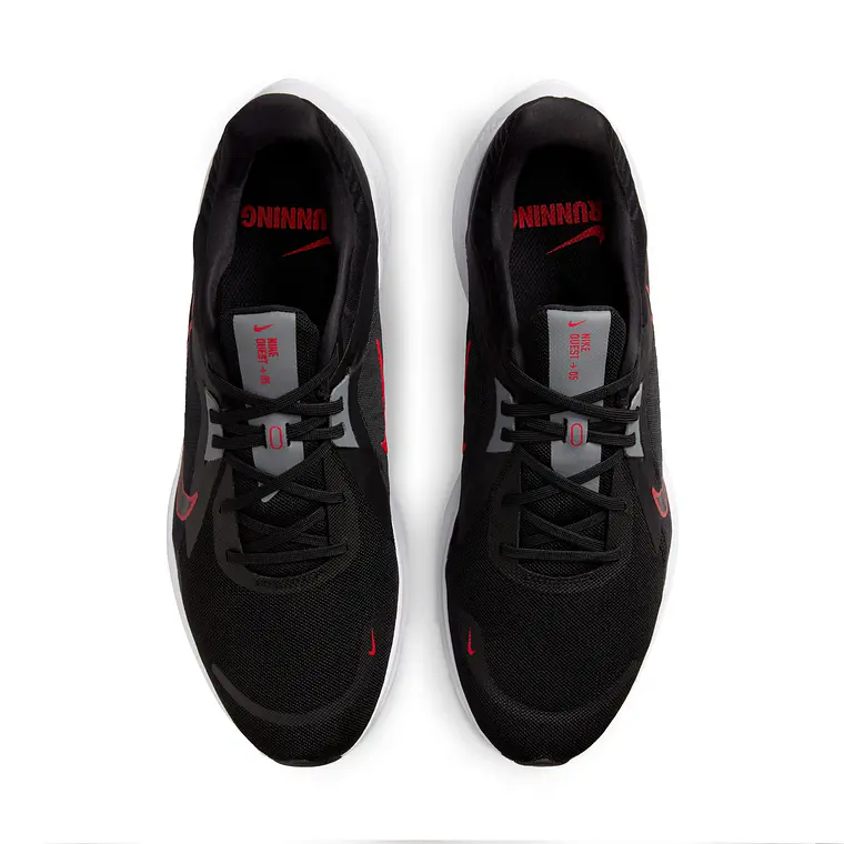 NIKE QUEST 5 4