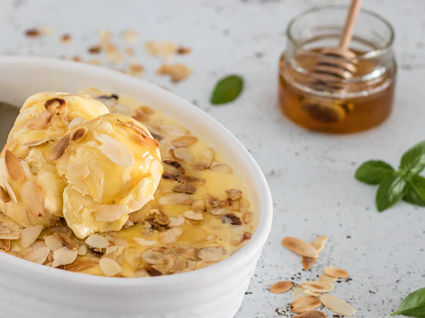Glace à l'huile d'olive, au miel et aux amandes