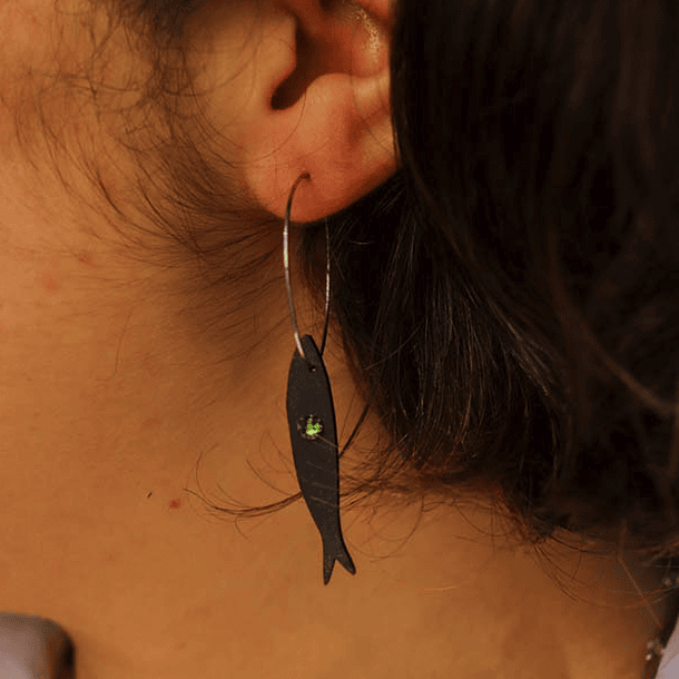Sustainable sardine earrings made with coffee grounds 1