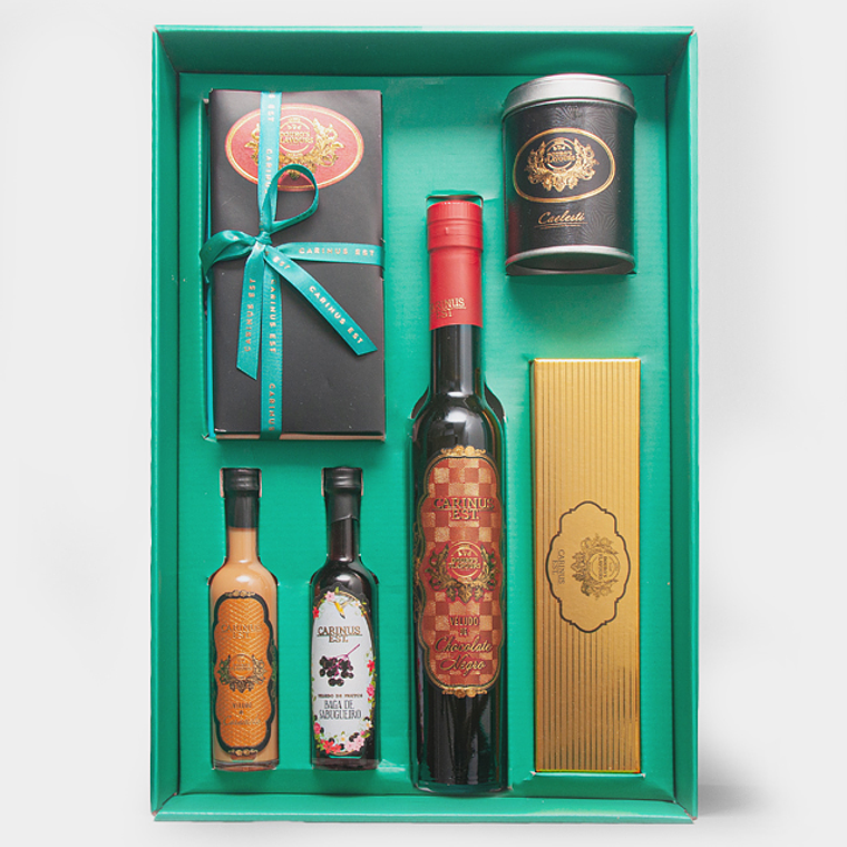 Cesta gourmet hecha a mano en caja con lazo. 1