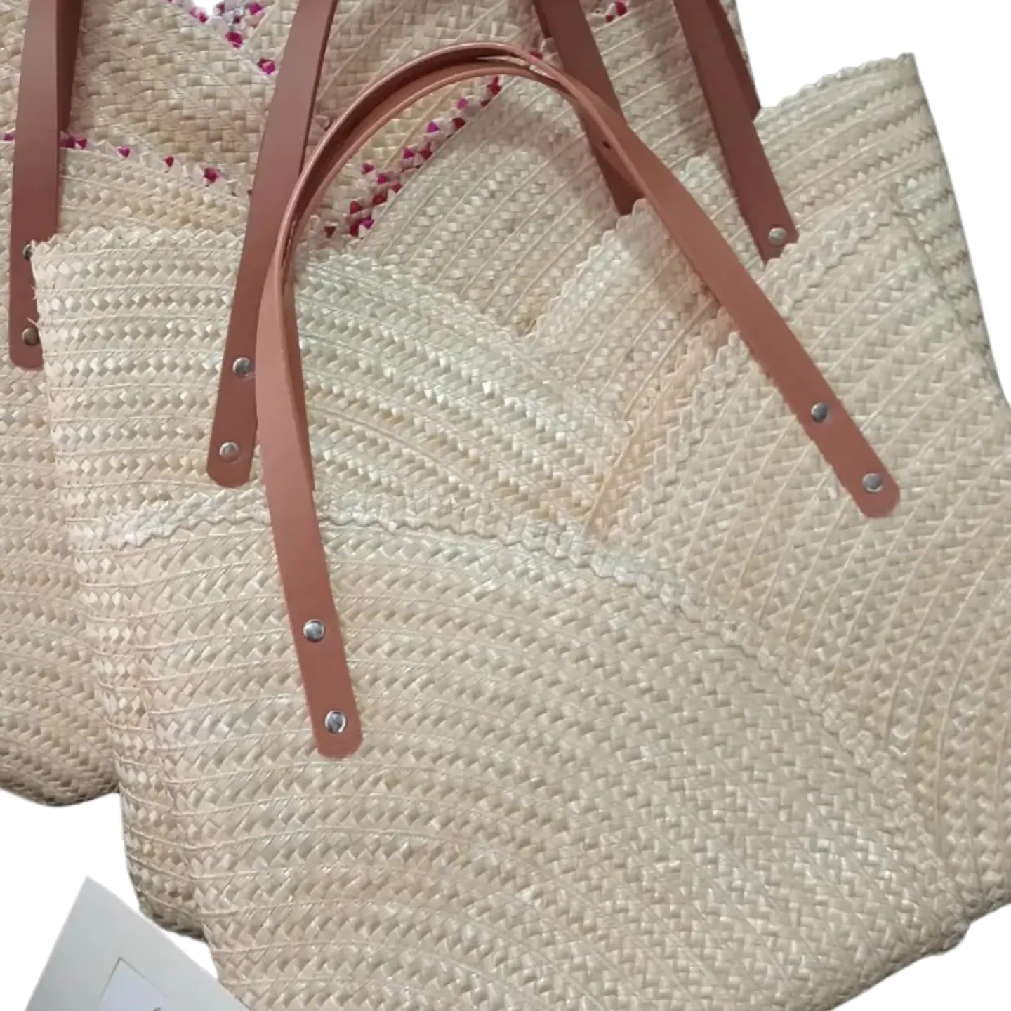 Bolso estilizado de paja de centeno con asa de cuero. 3