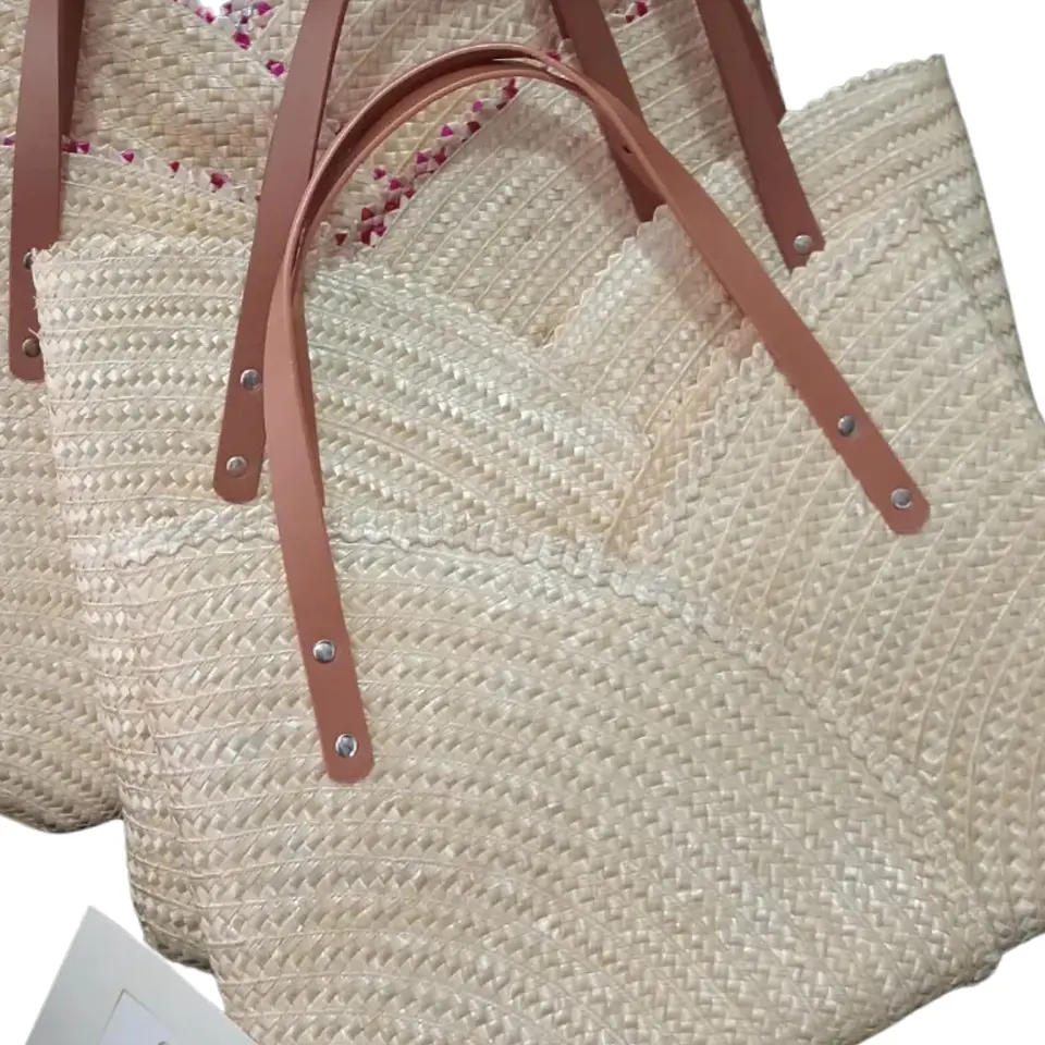 Bolso estilizado de paja de centeno con asa de cuero. 3