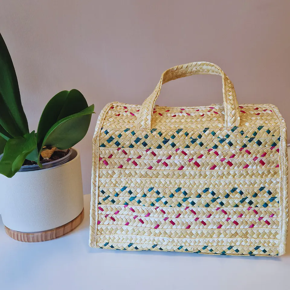 Sac en paille de seigle fait main avec des fils colorés 4