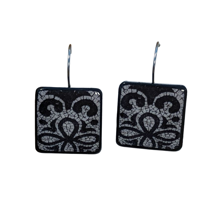 Hand-painted earring inspired by Portuguese cobblestone square 1