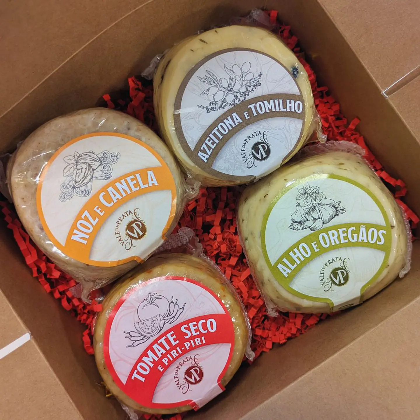 Basket of 4 flavored cheeses in a gourmet box 2
