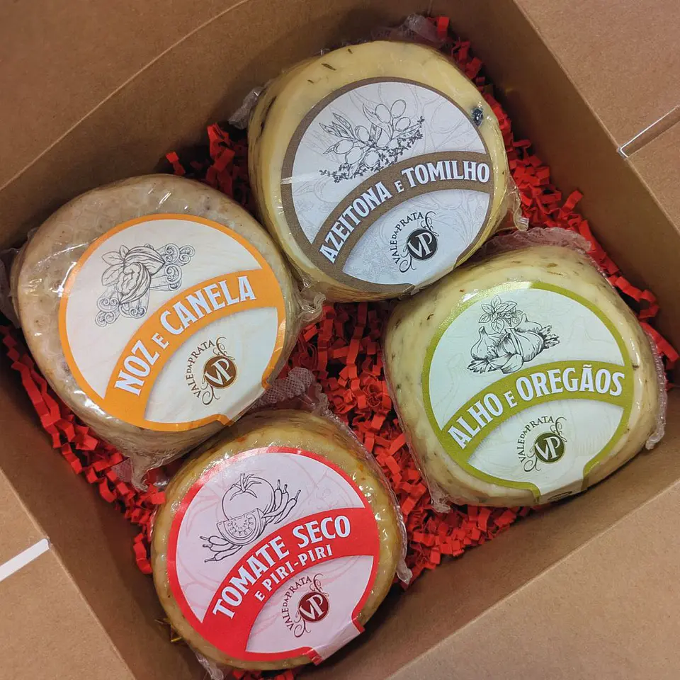 Basket of 4 flavored cheeses in a gourmet box 2