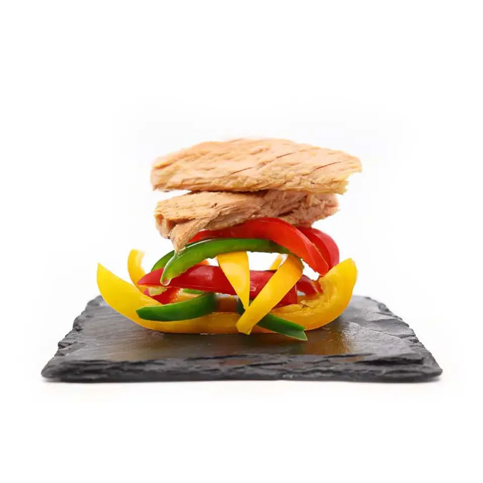 Tuna fillets with tricolor bell peppers and piri-piri in olive oil. 2