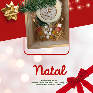 Cabaz de Natal em caixa de madeira com queijo e miniaturas de Whisky Johnnie Walker Red Label