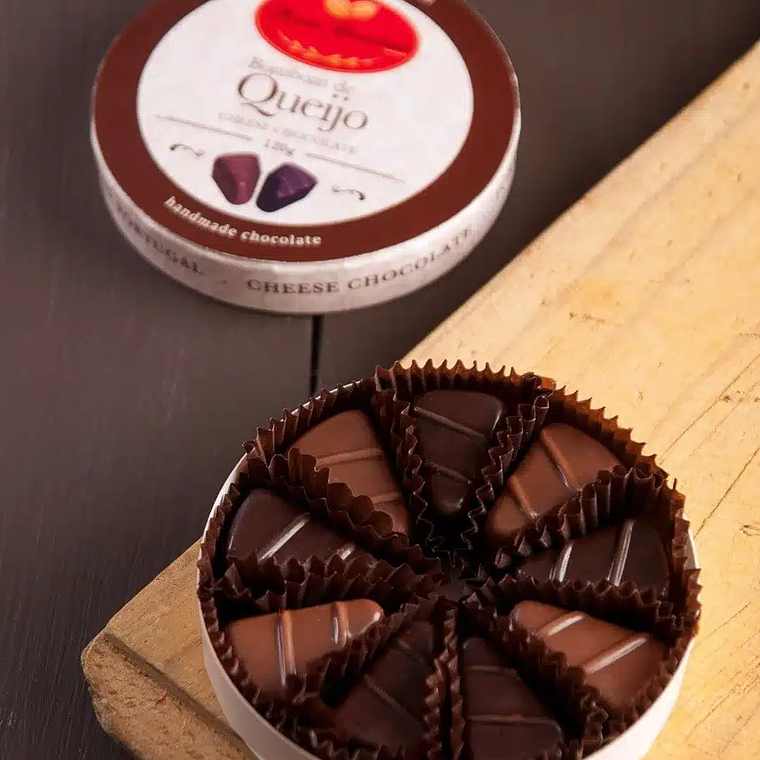 Lata artesanal de bombones de chocolate con relleno de queso 1