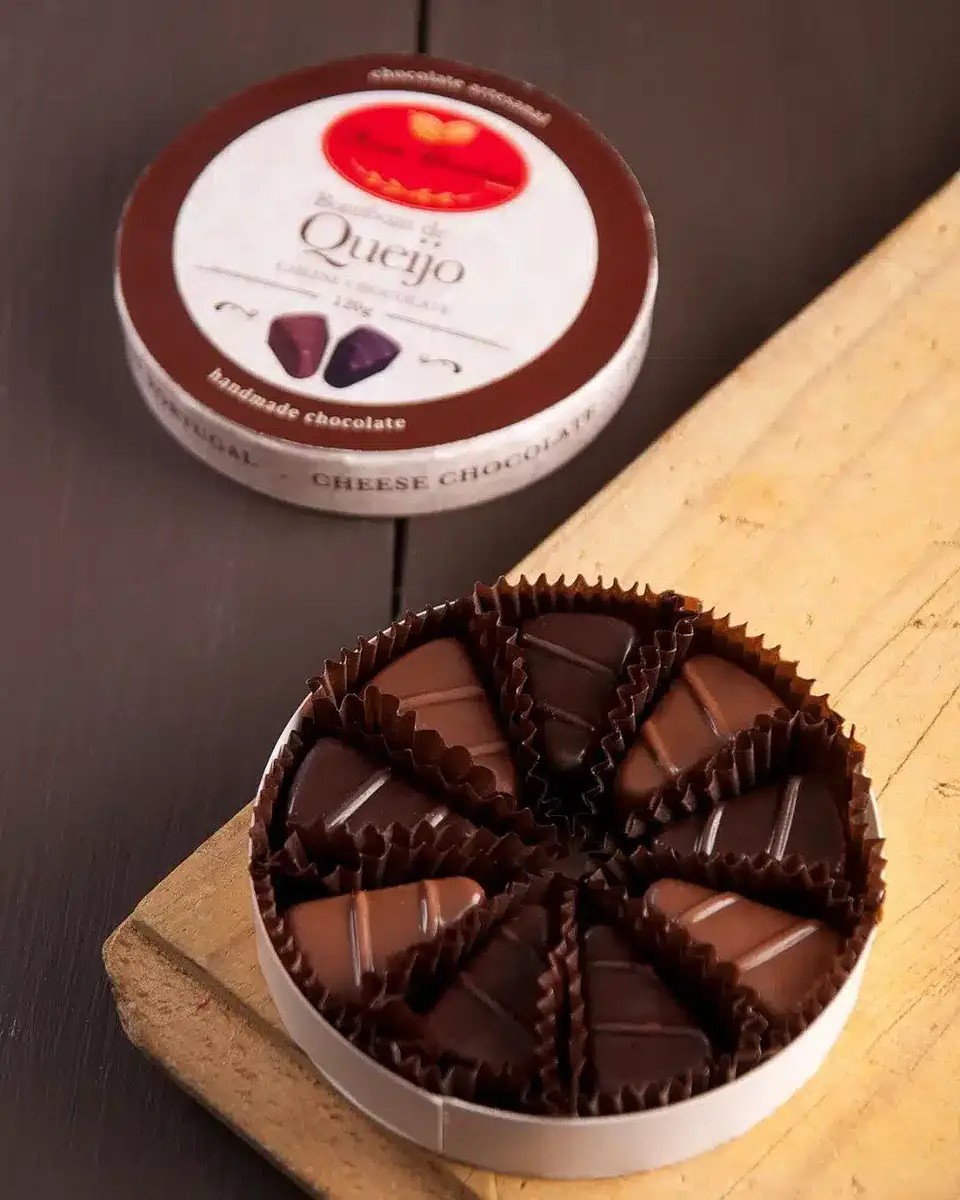 Lata artesanal de bombones de chocolate con relleno de queso 2