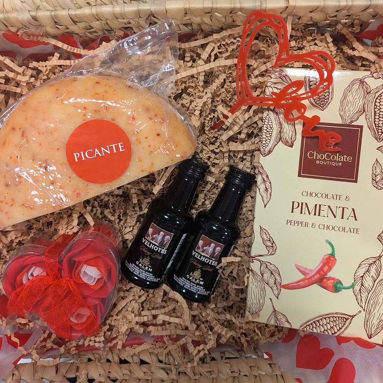 Cabaz Queijo Picante 400g, vinho do Porto Tawny & Barra de Chocolate artesanal com Malagueta   1