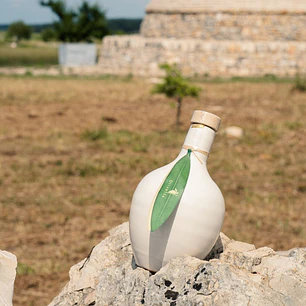 Bouteille d'huile d'olive artisanale faite à la main