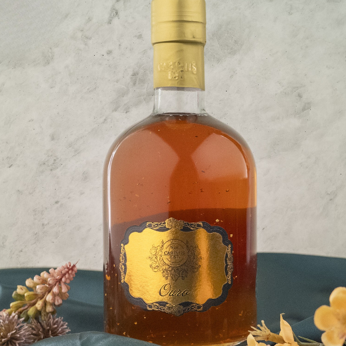 Licor con oro comestible y copas de chocolate 1