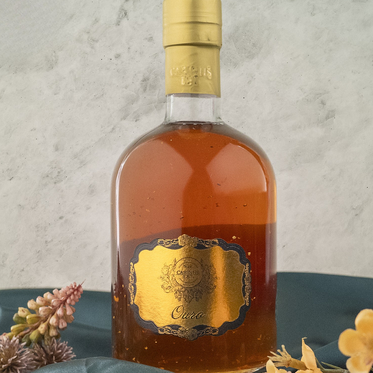 Licor con oro comestible y copas de chocolate 1