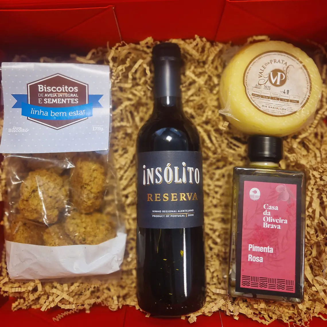 Panier gourmand spécial comprenant une boisson, de l'huile d'olive aromatisée, des biscuits et du fromage. 1