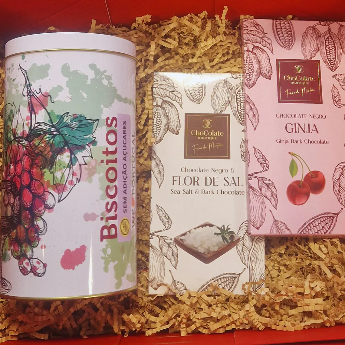 Cabaz Gourmet – Lata Vinhas com Bolachas Artesanais & Chocolate Português 1