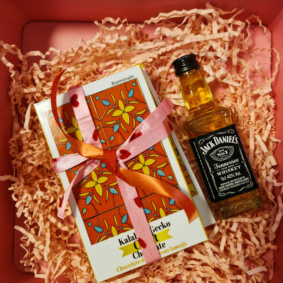 Caixa gourmet com barras de chocolate e bebida 2