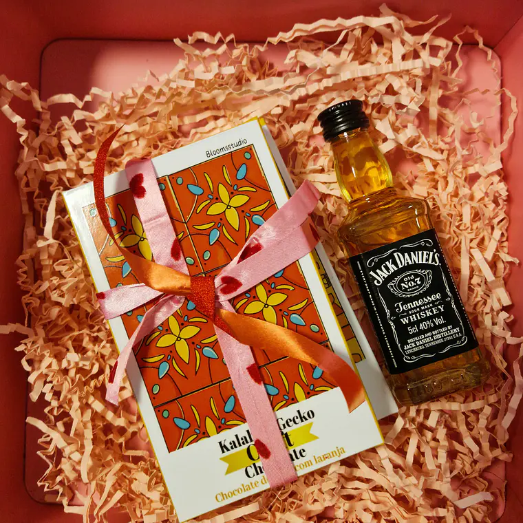 Caixa gourmet com barras de chocolate e bebida 2