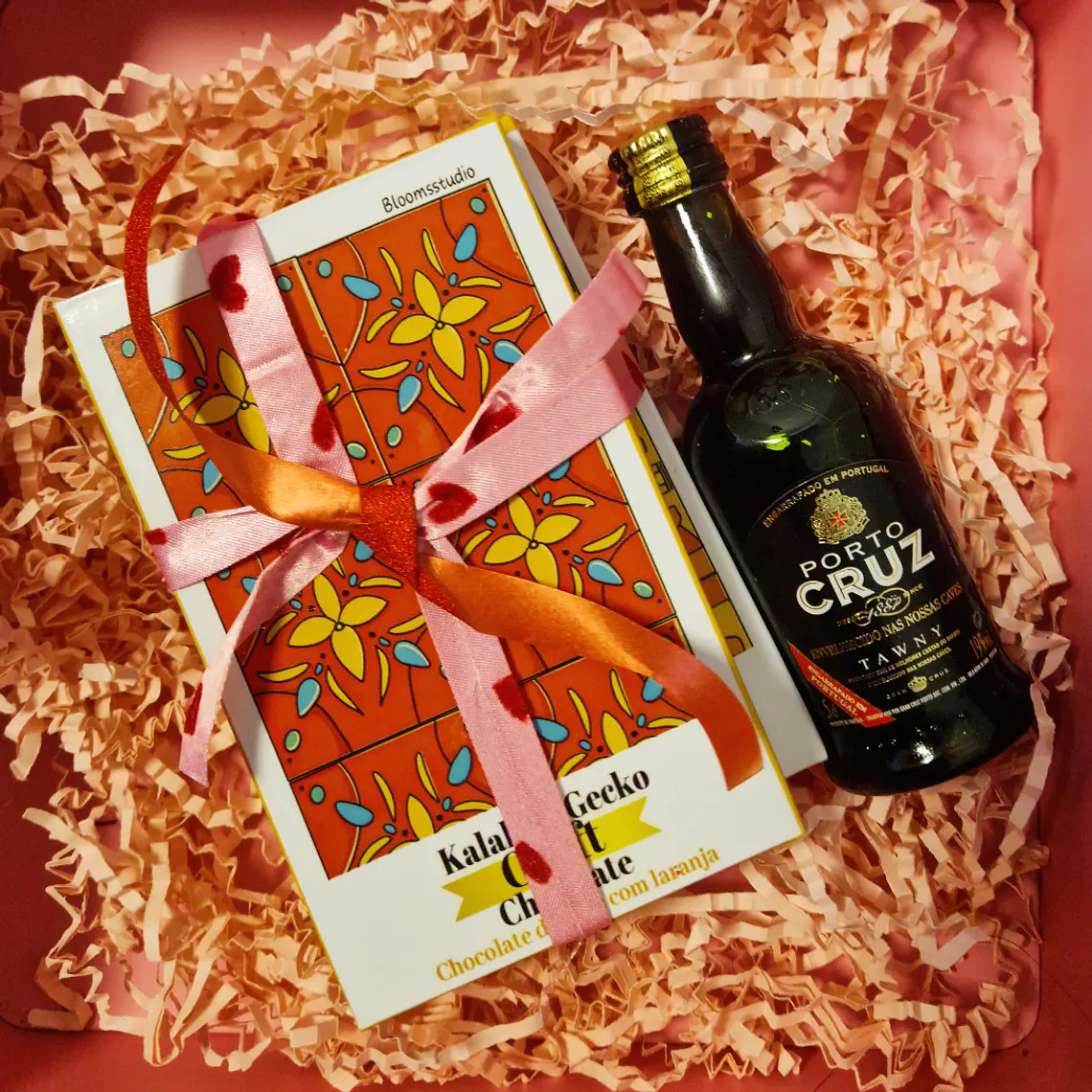 Caixa gourmet com barras de chocolate e bebida 3