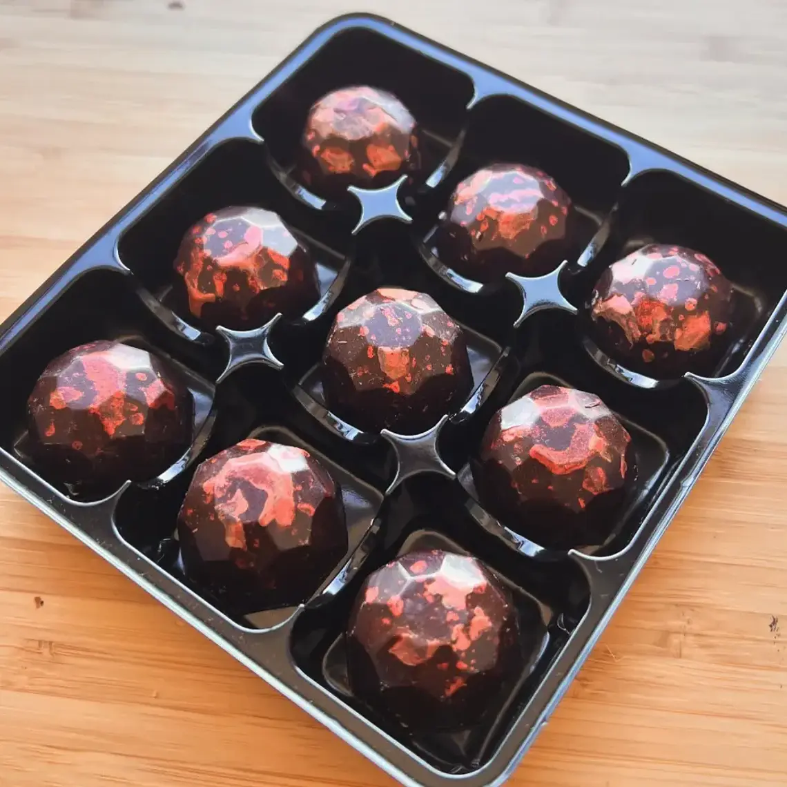 Chocolate personalizável com iniciais dos nomes 9 chocolates 2