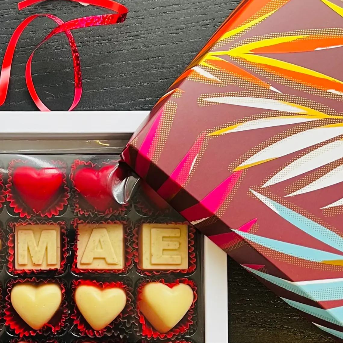 Chocolate personalizável com iniciais dos nomes 9 chocolates 1