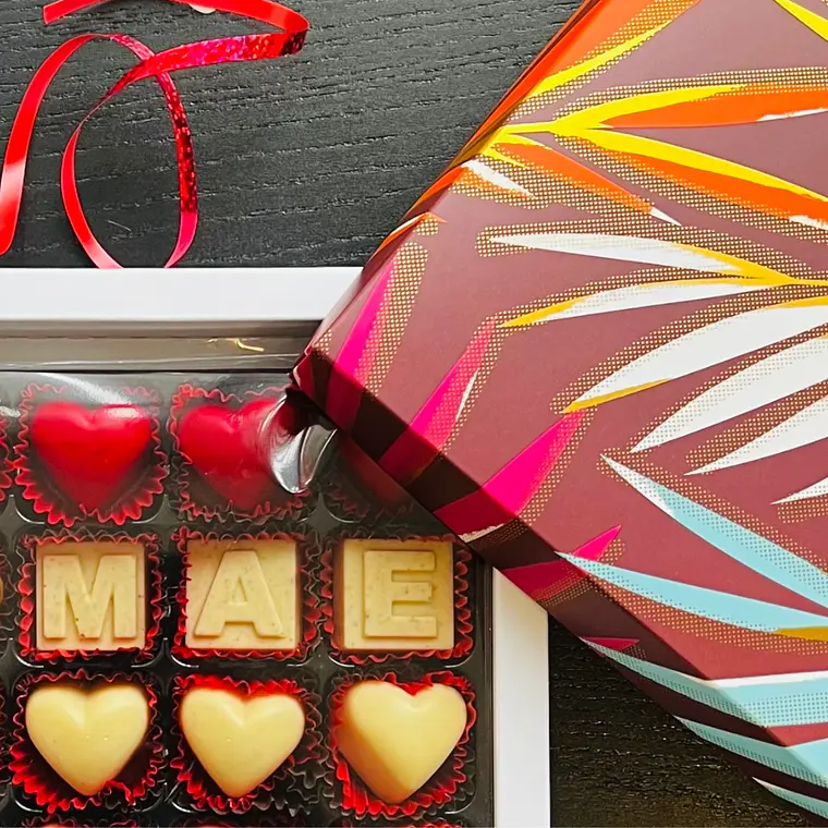 Chocolate personalizável com iniciais dos nomes 9 chocolates 1