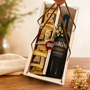 Coffret gourmand avec poignées contenant une boisson et du chocolat.