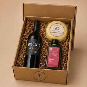 Cesta gourmet especial con bebida, aceite de oliva aromatizado y queso.