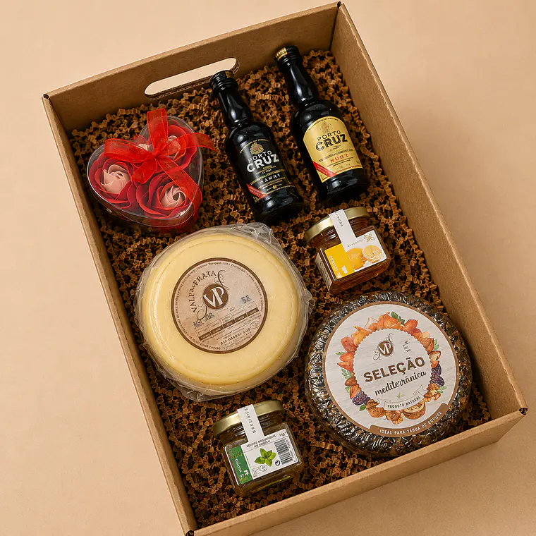 Caja con quesos, miel, pasta de frutas y vino. 2