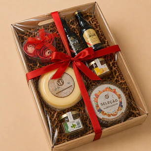 Plateau garni de fromages, de miel, de pâte de fruits et de vin.