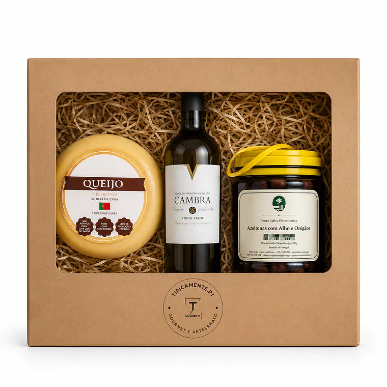 Panier spécial Coupe du Monde 2026 avec vin, fromage crémeux et olives. 1