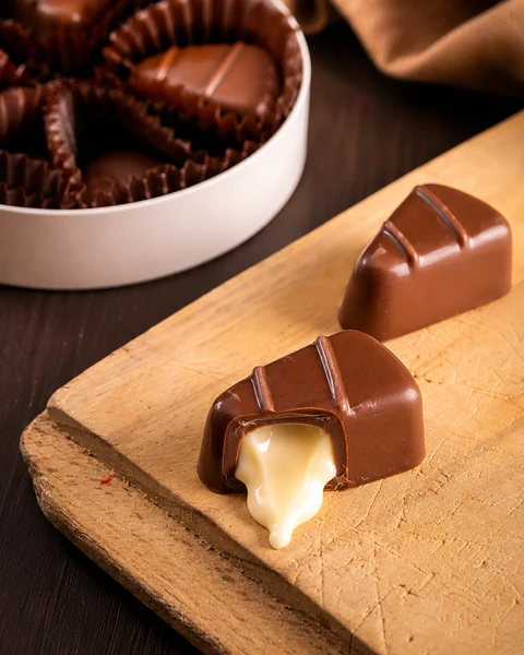 Boîte de bonbons au chocolat faite à la main avec garniture au fromage