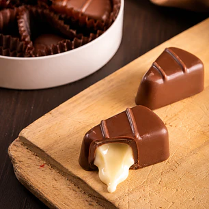 Lata bombom de chocolate artesanal com recheio de queijo