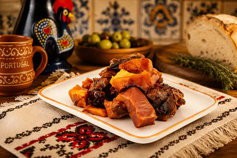 Surtido de carnes ahumadas tradicionales, envasadas al vacío.