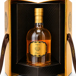 Licor com ouro e copos de chocolate