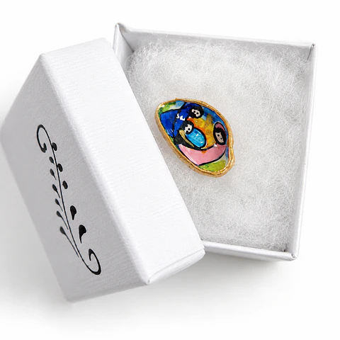 Crèche miniature en coquille de pistache, faite main et présentée dans un coffret cadeau.