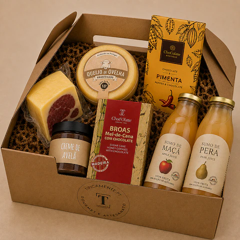 Panier de jus, biscuits, chocolat, pâte à tartiner et fromages