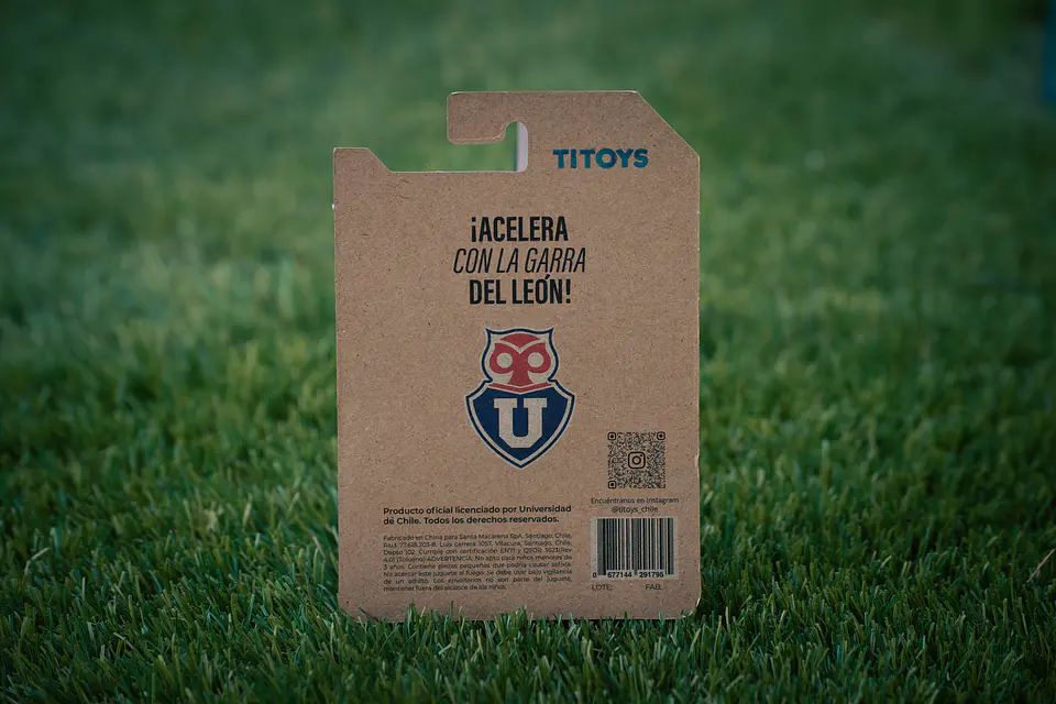 CAJA COMPLETA - Auto de Juguete Universidad de Chile Escala 1:64 – Licencia Oficial | Coleccionable para Hinchas y Niños 2