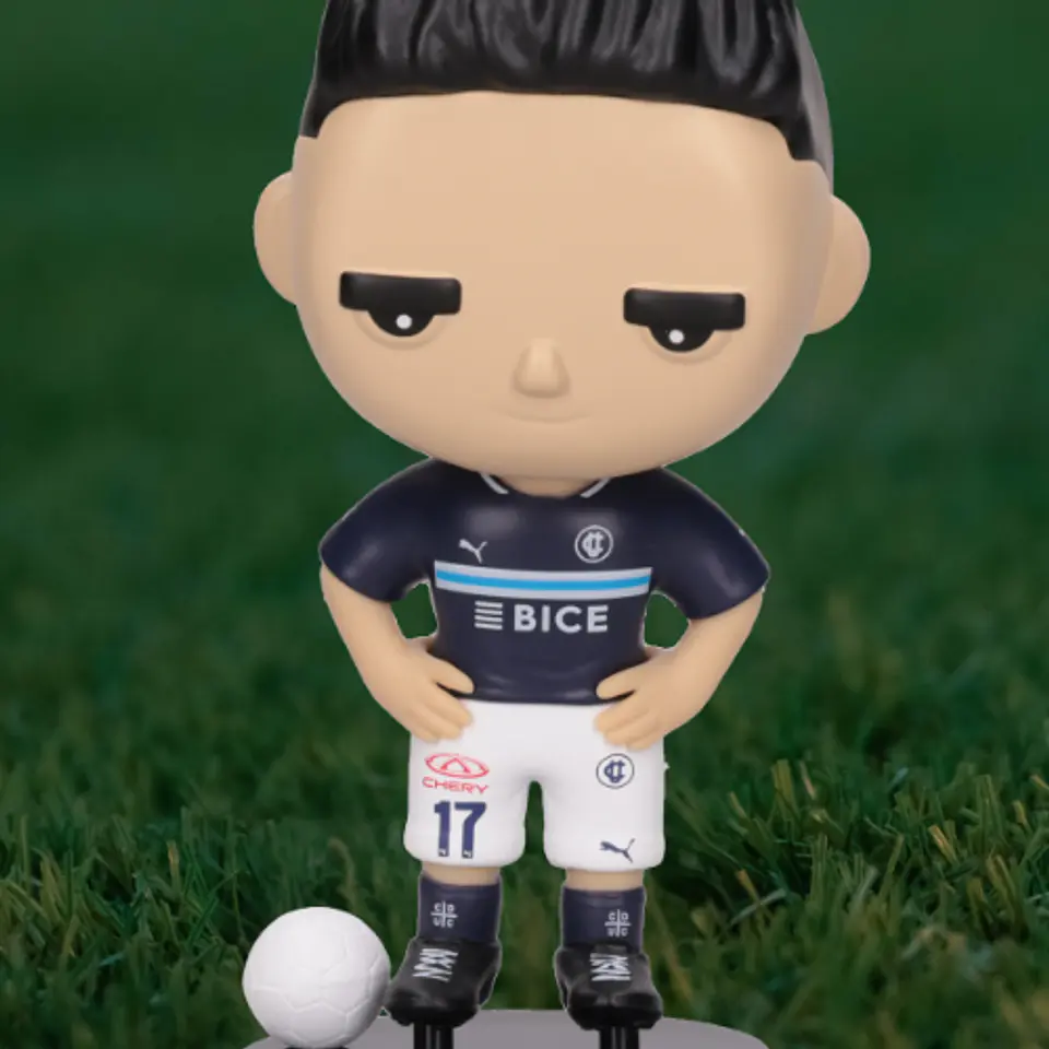 Figura Universidad Católica Camiseta Reserva #17 Gary Medel – Edición 2025 1